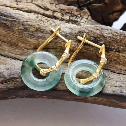 Cercle Vert | Boucles d'oreilles dorées avec anneau vert clair – Vue 01
