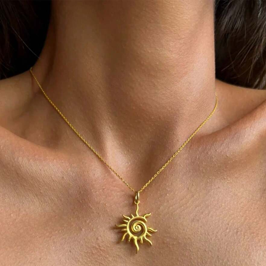 Soline | Collier doré au motif solaire – Vue 01