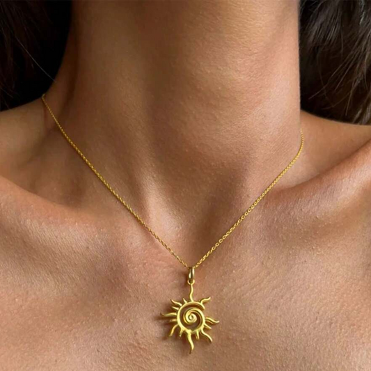 Soline | Collier doré au motif solaire – Vue 01