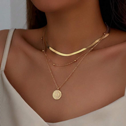 Agnès | Collier doré à trois rangs avec pendentif rond – Vue 01