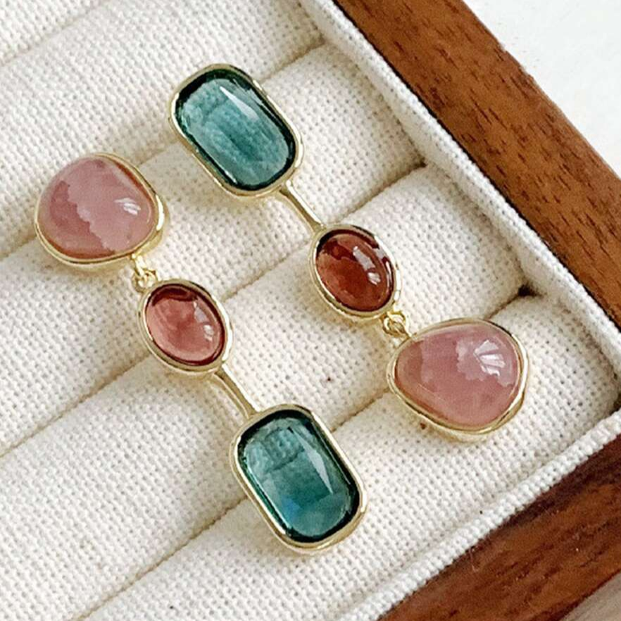 Rose et Vert | Boucles d'oreilles dorées avec pierres roses et vertes – Vue 01