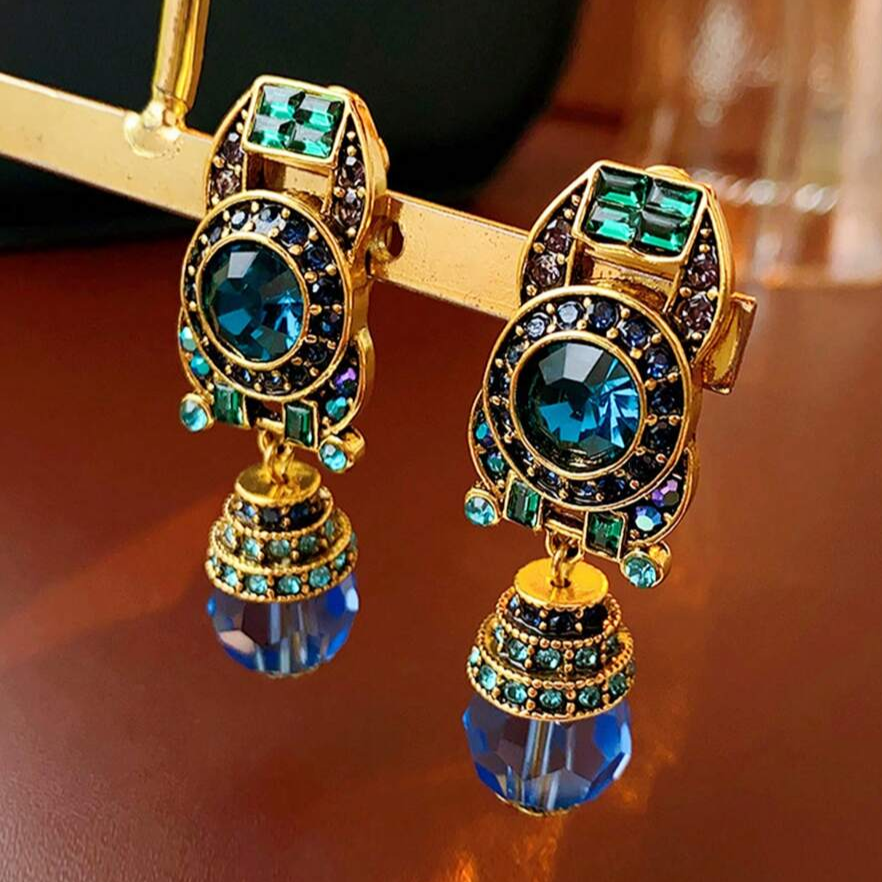Cascade de Joyaux | Boucles d'oreilles dorées avec pierres bleues, vertes et violettes – Vue 01