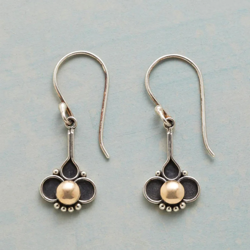 Perle Trèfle | Boucles d'oreilles argentées à motif de trèfle et perle dorée – Vue 01