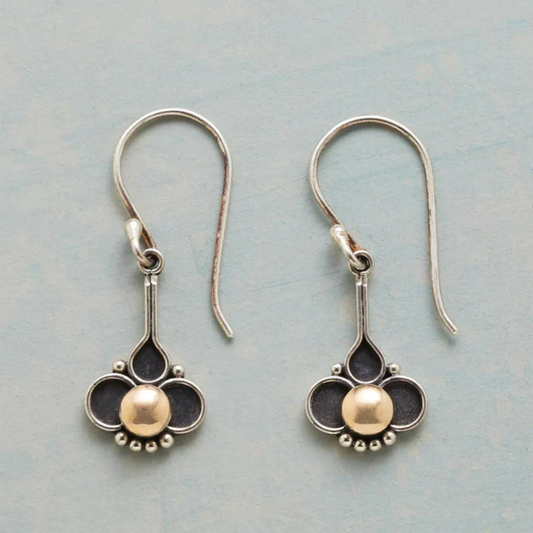 Perle Trèfle | Boucles d'oreilles argentées à motif de trèfle et perle dorée – Vue 01