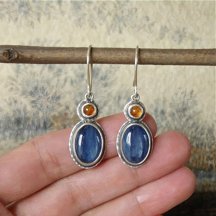 Ovale Bleu | Boucles d'oreilles argentées avec pierre bleue – Vue 01