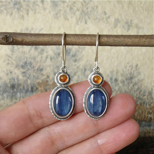 Ovale Bleu | Boucles d'oreilles argentées avec pierre bleue – Vue 01