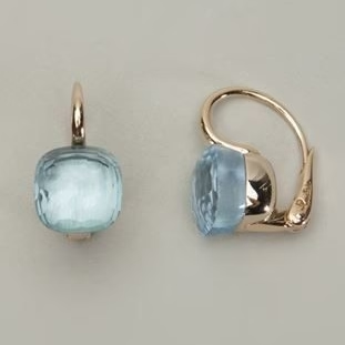 Bleu Glacier | Boucles d'oreilles dorées avec pierre bleu clair – Vue 01