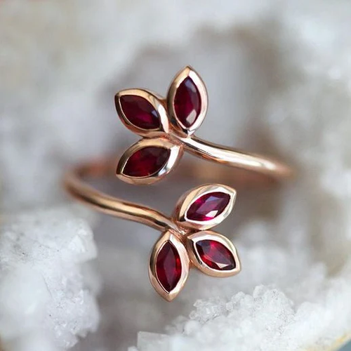 Feuille Rouge | Bague en or rose avec pierres rouges en forme de feuille – Vue 01