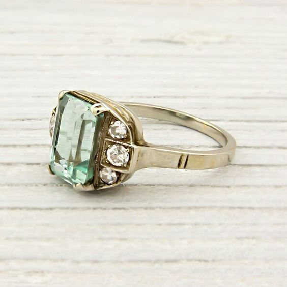 Bague dorée avec grande pierre vert clair rectangulaire
