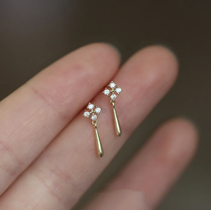 Fine Lumière | Boucles d'oreilles argentées avec petites pierres claires – Vue 01