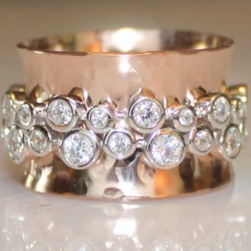 Bague large en or rose avec deux rangées de pierres claires