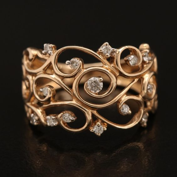 Bague large dorée avec lianes torsadées et pierres claires