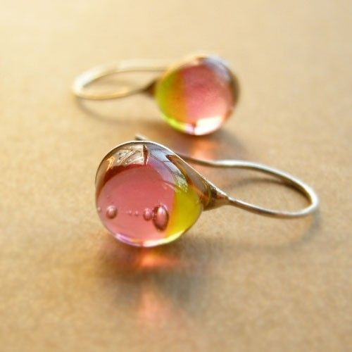 Goutte de Soleil | Boucles d'oreilles dorées avec goutte rose et vert jaune – Vue 01