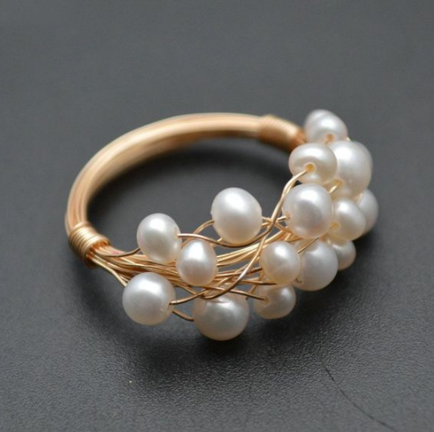 Bague dorée avec une grappe de petites perles claires