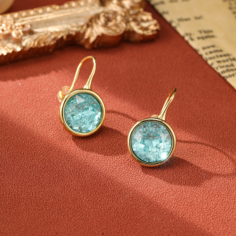 Disque de Glace | Boucles d'oreilles dorées avec pierre bleu clair – Vue 01