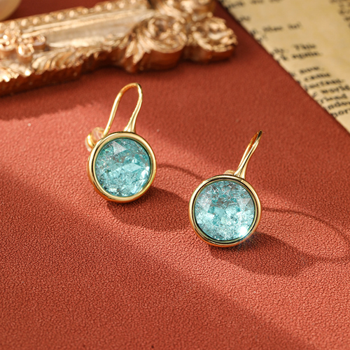 Disque de Glace | Boucles d'oreilles dorées avec pierre bleu clair – Vue 01