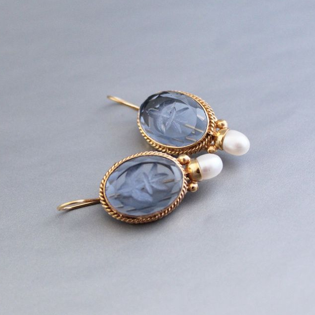 Bleu Ciel | Boucles d'oreilles dorées avec pierre bleu-gris et perle blanche – Vue 01
