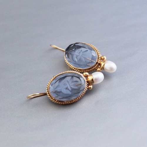 Bleu Ciel | Boucles d'oreilles dorées avec pierre bleu-gris et perle blanche – Vue 01