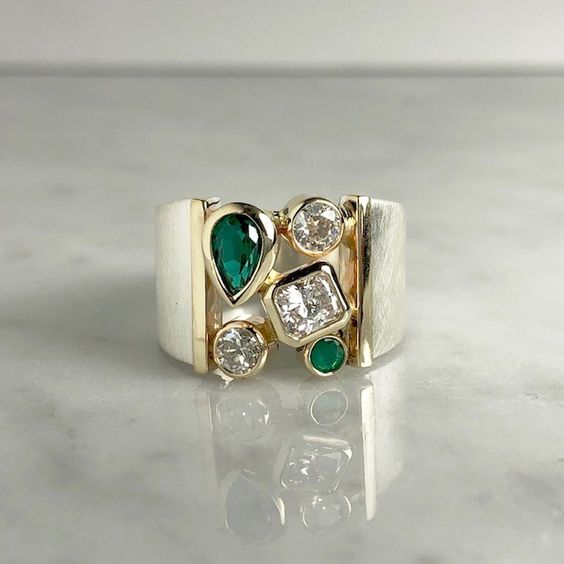 Goutte Verte | Bague dorée avec pierre verte en forme de goutte – Vue 01