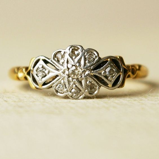 Miroir Trèfle | Bague dorée à motif de trèfle ajouré – Vue 01