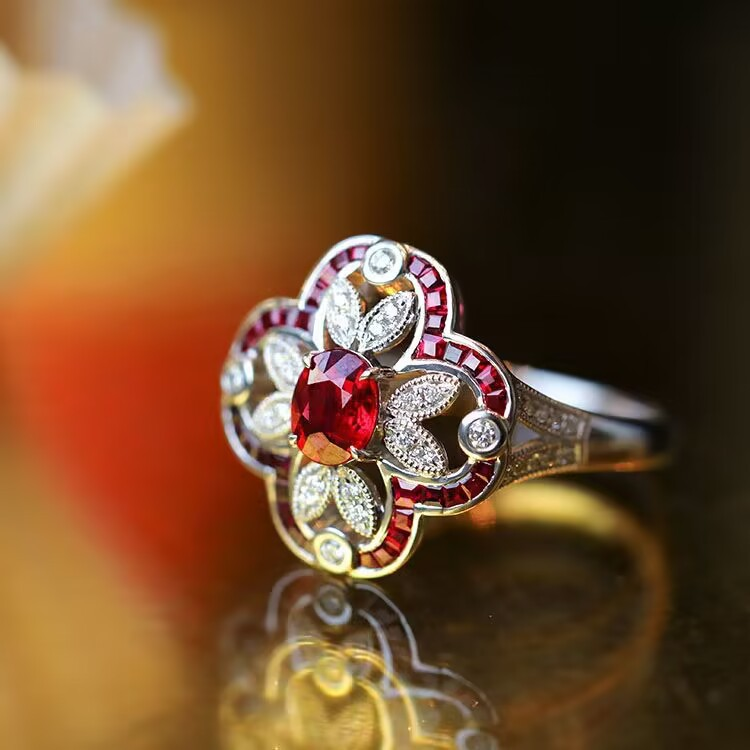 Couronne Colorée | Bague dorée avec pierres rouges et claires – Vue 01