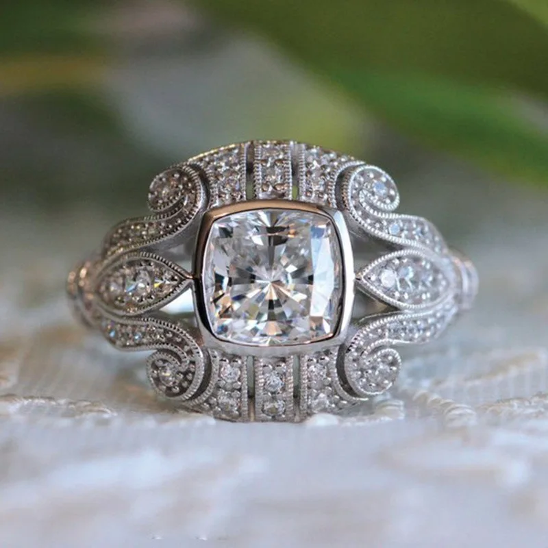 Couronne Décor | Bague argentée avec pierre claire dans un cadre décoratif – Vue 01