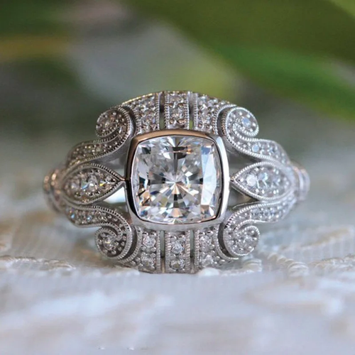 Couronne Décor | Bague argentée avec pierre claire dans un cadre décoratif – Vue 01