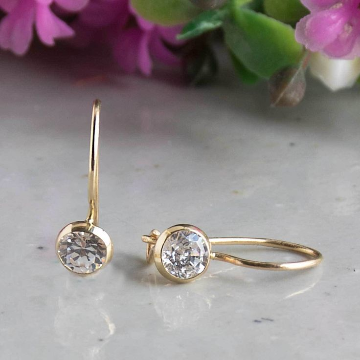 Éclat Rond | Boucles d'oreilles dorées avec pierre claire ronde – Vue 01