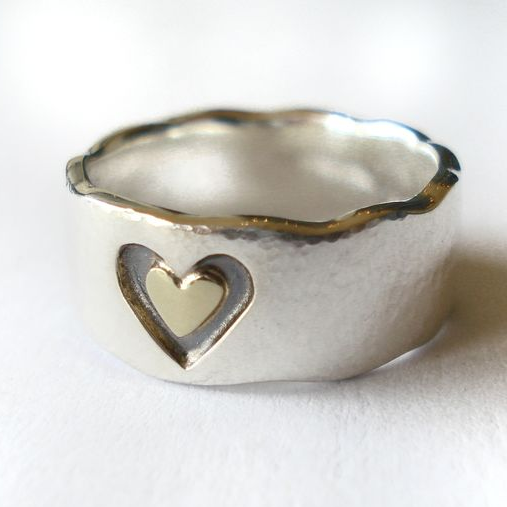 Découpe Cœur | Bague large argentée avec découpe en forme de cœur – Vue 01