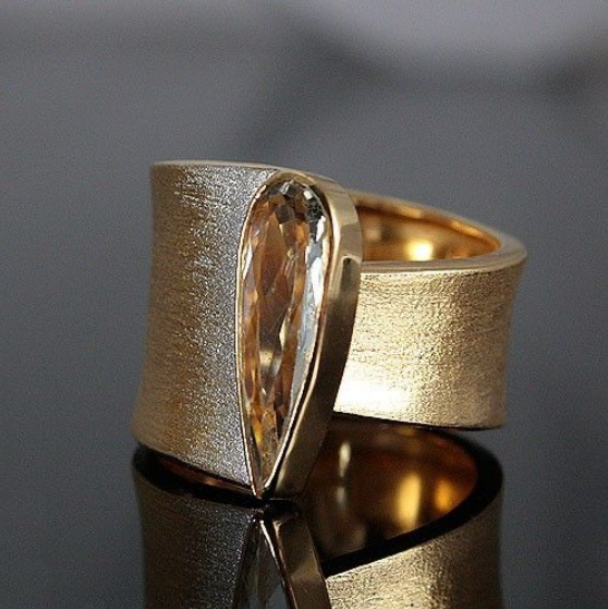 Éclat de Bordure | Bague large dorée aux facettes taillées – Vue 01