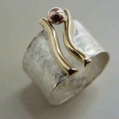 Trait Ondulé | Bague large martelée argentée avec arc doré – Vue 01