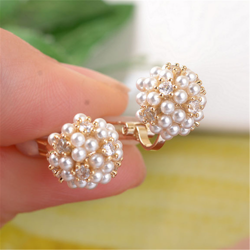 Dôme en Grappe | Boucles d'oreilles dorées avec grappe de perles blanches – Vue 01