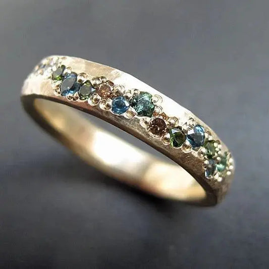 Touche de Couleur | Bague dorée avec petites pierres colorées – Vue 01