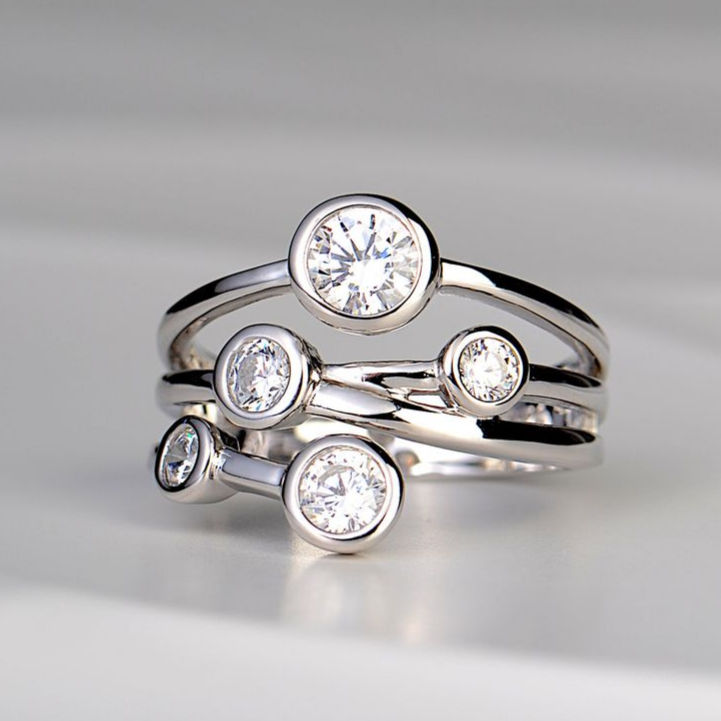 Bague empilée argentée avec pierres claires rondes