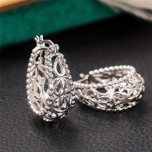 Panier Filigrane | Boucles d'oreilles argentées à motif ajouré – Vue 01