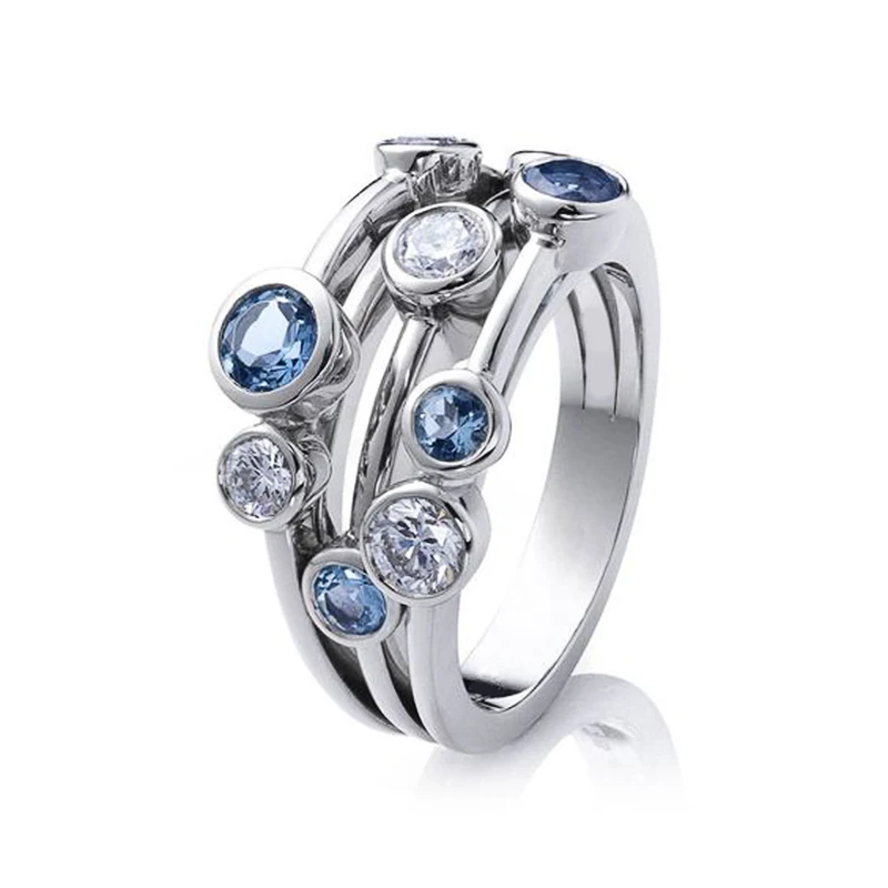 Courant Bleu | Bague argentée avec pierres bleues sur plusieurs bandes – Vue 01
