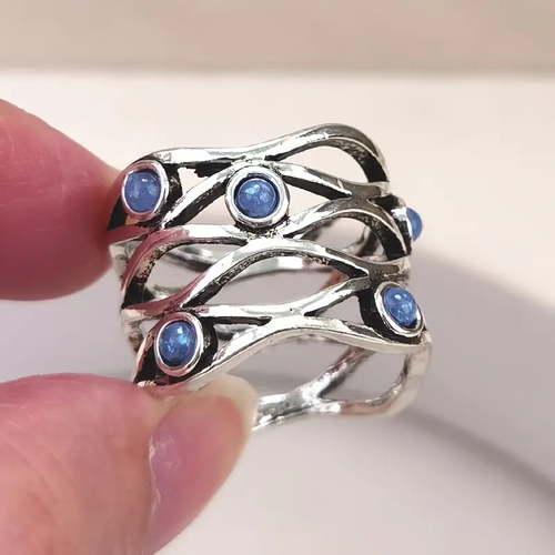 Liane Bleue | Bague large argentée avec bandes ajourées et pierres bleues – Vue 01