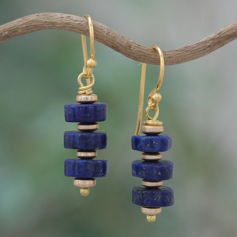Empilement Bleu | Boucles d'oreilles dorées avec pierres bleues empilées – Vue 01