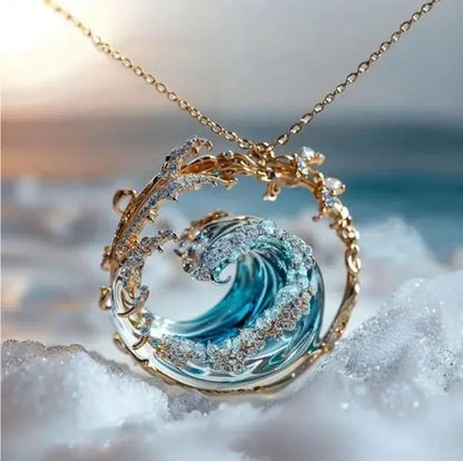 Couronne Ondulée | Collier avec pendentif vague bleu et détails scintillants – Vue 02