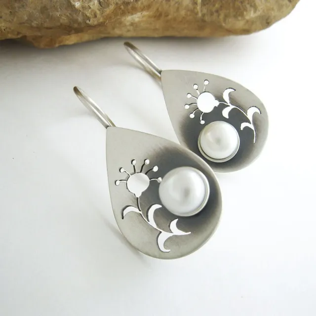 Lune Goutte | Boucles d'oreilles argentées à motif de lune et détail blanc – Vue 01
