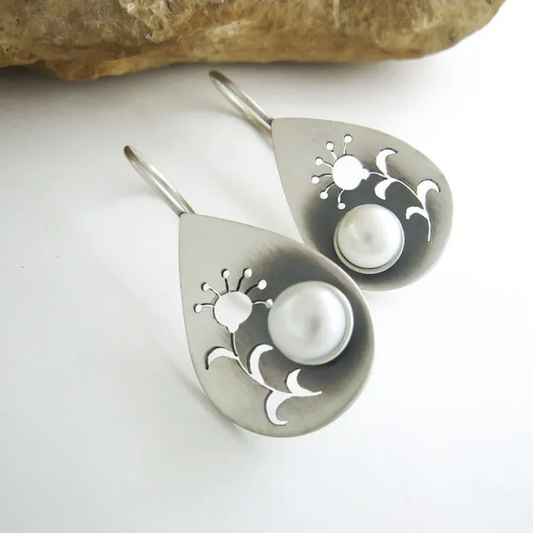 Lune Goutte | Boucles d'oreilles argentées à motif de lune et détail blanc – Vue 01