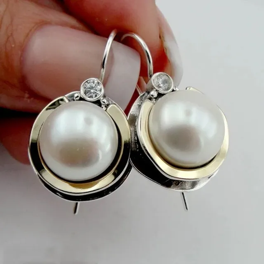Grand Dôme | Boucles d'oreilles argentées avec grande perle blanche – Vue 01