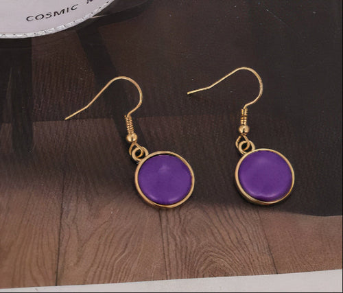 Cercle Violet | Boucles d'oreilles dorées avec surface violette – Vue 01