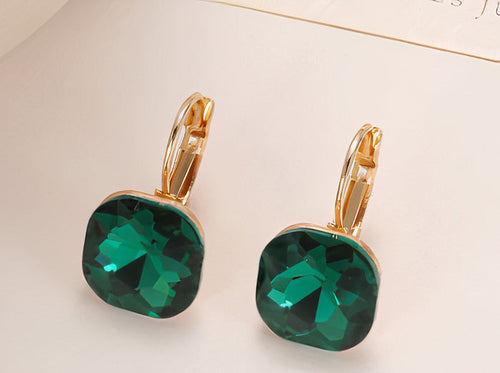 Cube Vert | Boucles d'oreilles dorées avec pierres carrées vertes – Vue 01