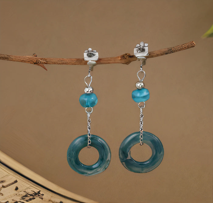 Bague Chaîne | Longues boucles d'oreilles argentées avec anneau turquoise sur chaîne – Vue 01