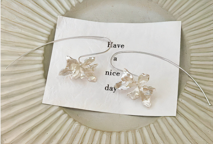 Semis de Fleurs | Longues boucles d'oreilles avec petites fleurs – Vue 01