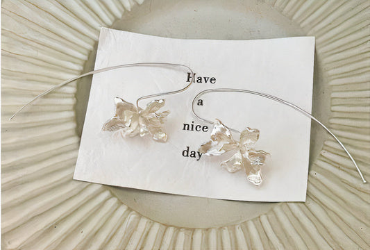 Semis de Fleurs | Longues boucles d'oreilles avec petites fleurs – Vue 01
