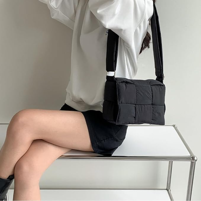 Sac bandoulière Capiton noir vu de côté