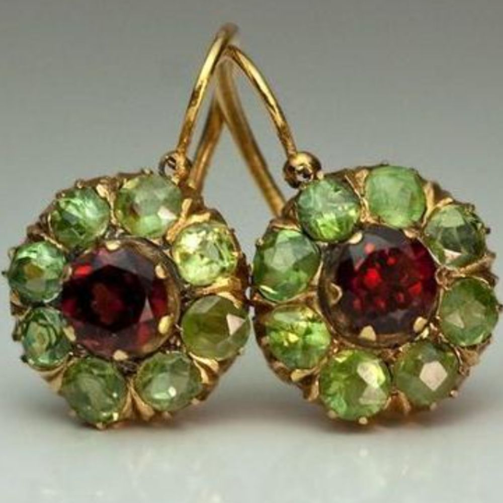 Noyau Rouge | Boucles d'oreilles dorées avec pierres vertes et rouges – Vue 01
