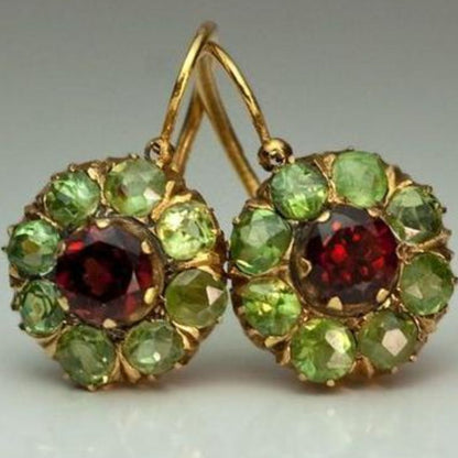 Noyau Rouge | Boucles d'oreilles dorées avec pierres vertes et rouges – Vue 01